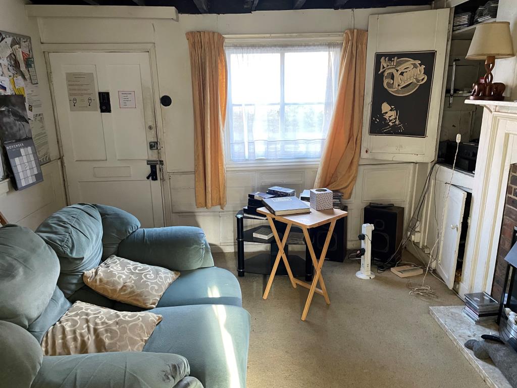 Lot: 119 - CHARACTER COTTAGE IN NEED OF IMPROVEMENT - Living room